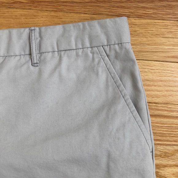 GAP Light Grey 100% Cotton Khaki Shorts - Picture 3 of 6